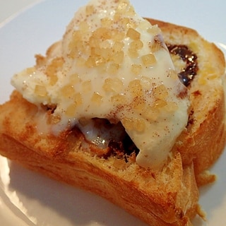 チョコシロップとバニラアイスのデニッシュトースト